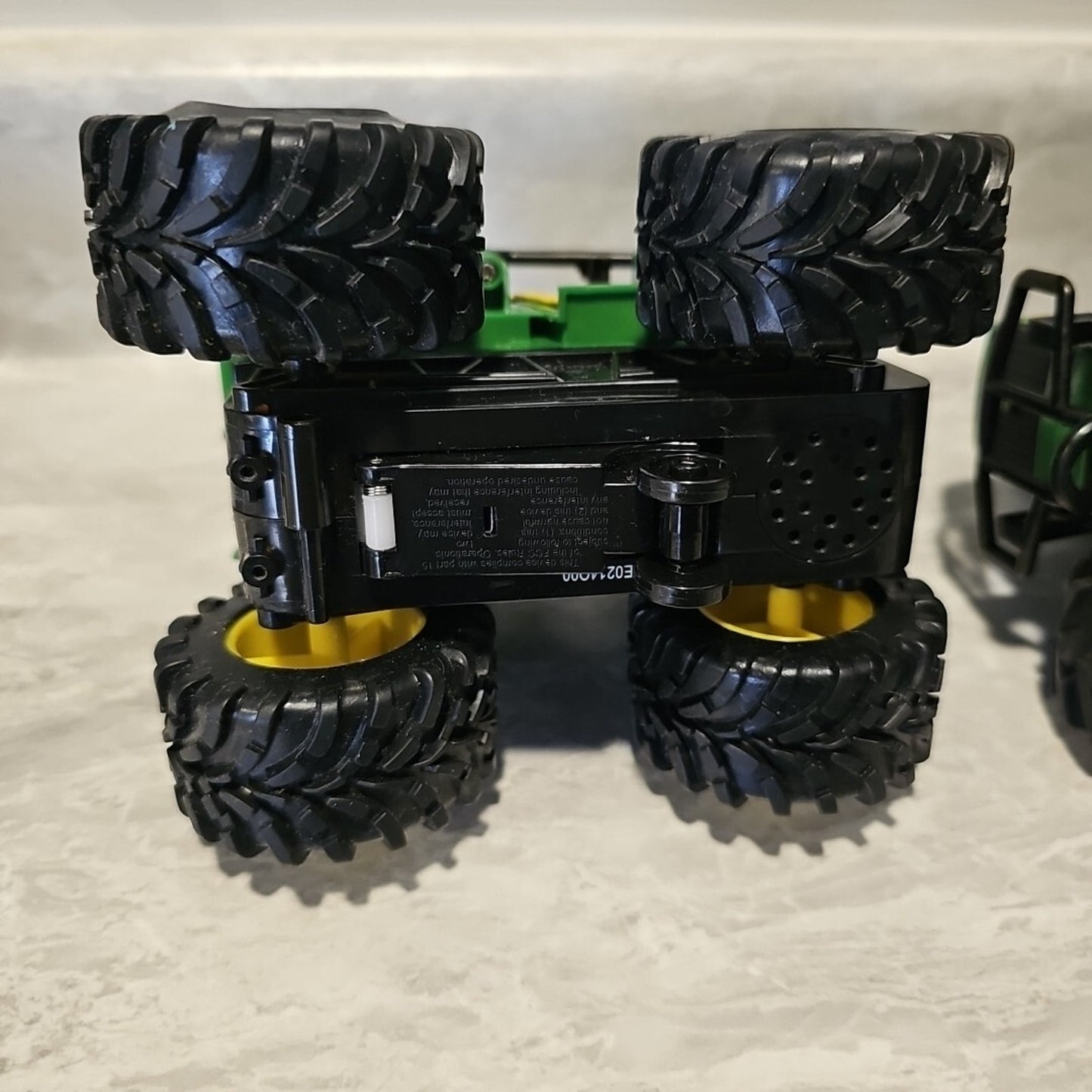 PLASTIC JOHN DEERE 6 X 4 GATOR & TRACKTOR FARM VEHICLES - SOUND NOT WORKING