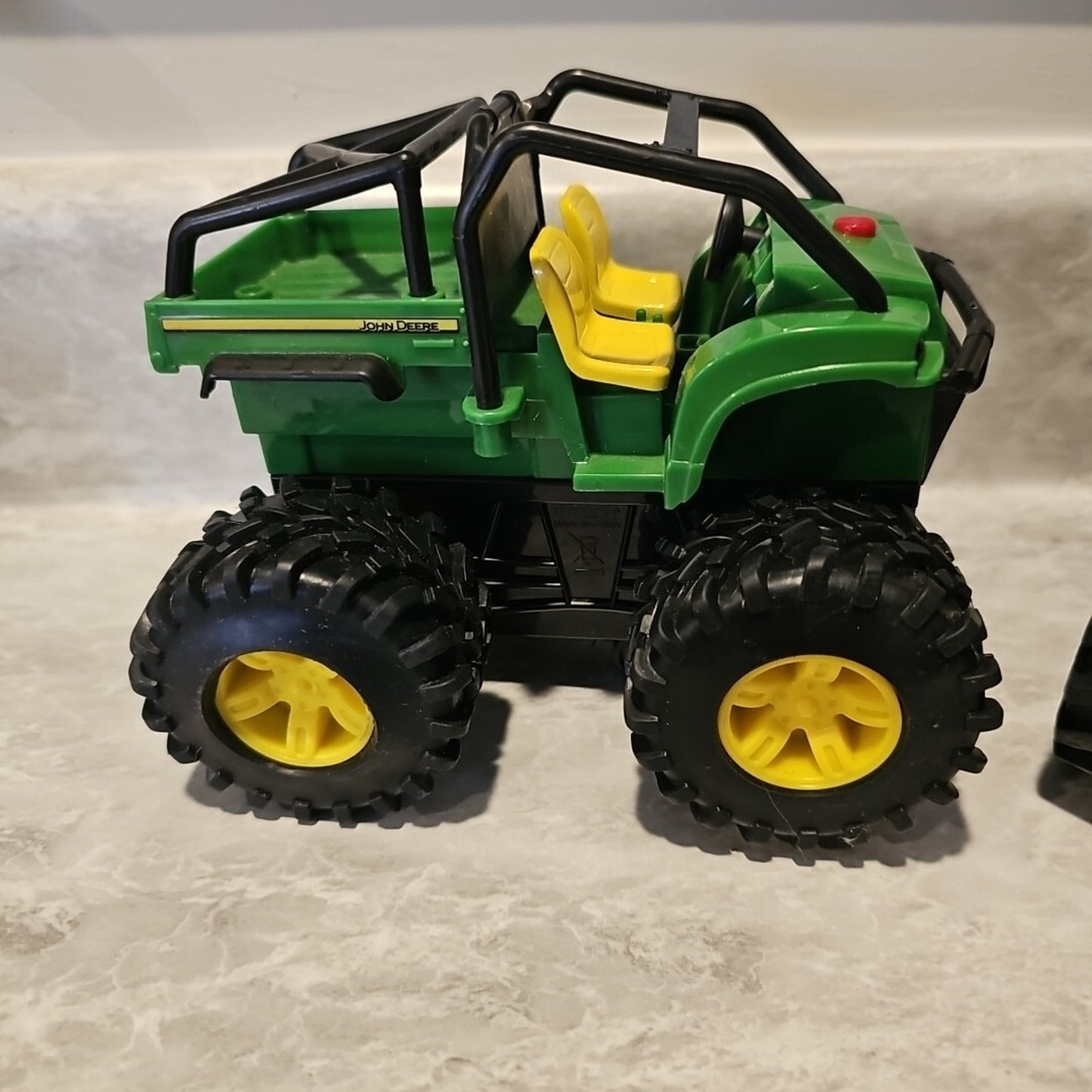 PLASTIC JOHN DEERE 6 X 4 GATOR & TRACKTOR FARM VEHICLES - SOUND NOT WORKING