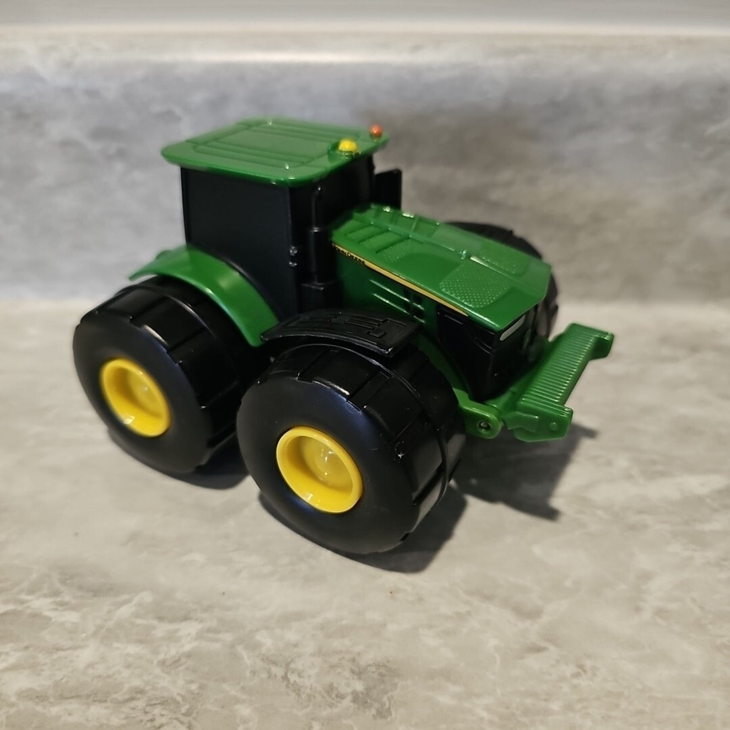 John Deere Monster Treads Tractor w/ Pop-Out Claw Green ERTL