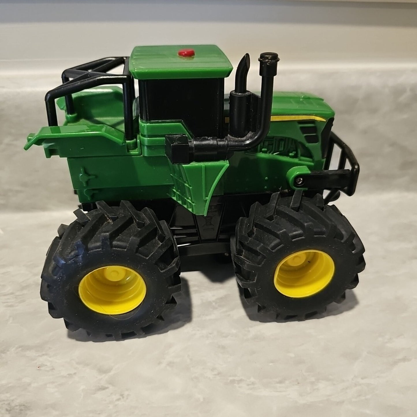 PLASTIC JOHN DEERE 6 X 4 GATOR & TRACKTOR FARM VEHICLES - SOUND NOT WORKING