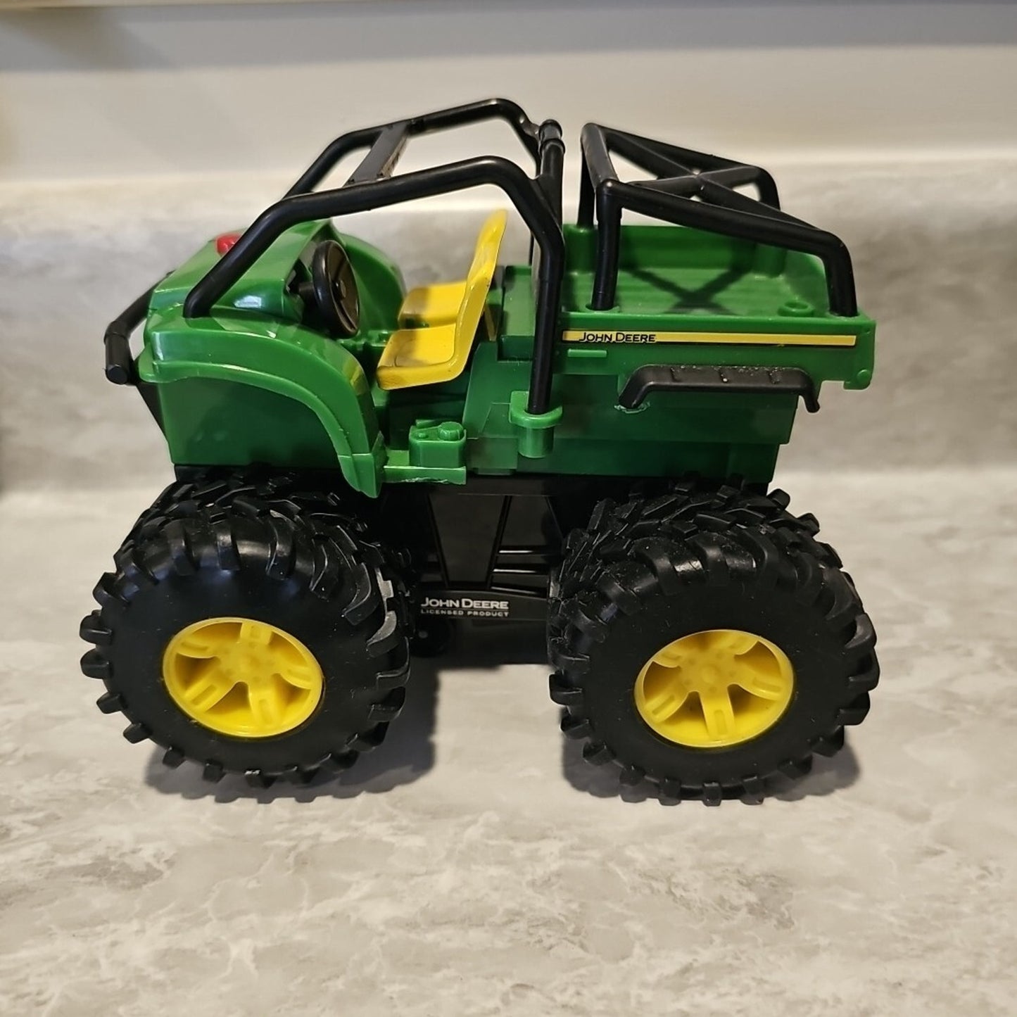 PLASTIC JOHN DEERE 6 X 4 GATOR & TRACKTOR FARM VEHICLES - SOUND NOT WORKING