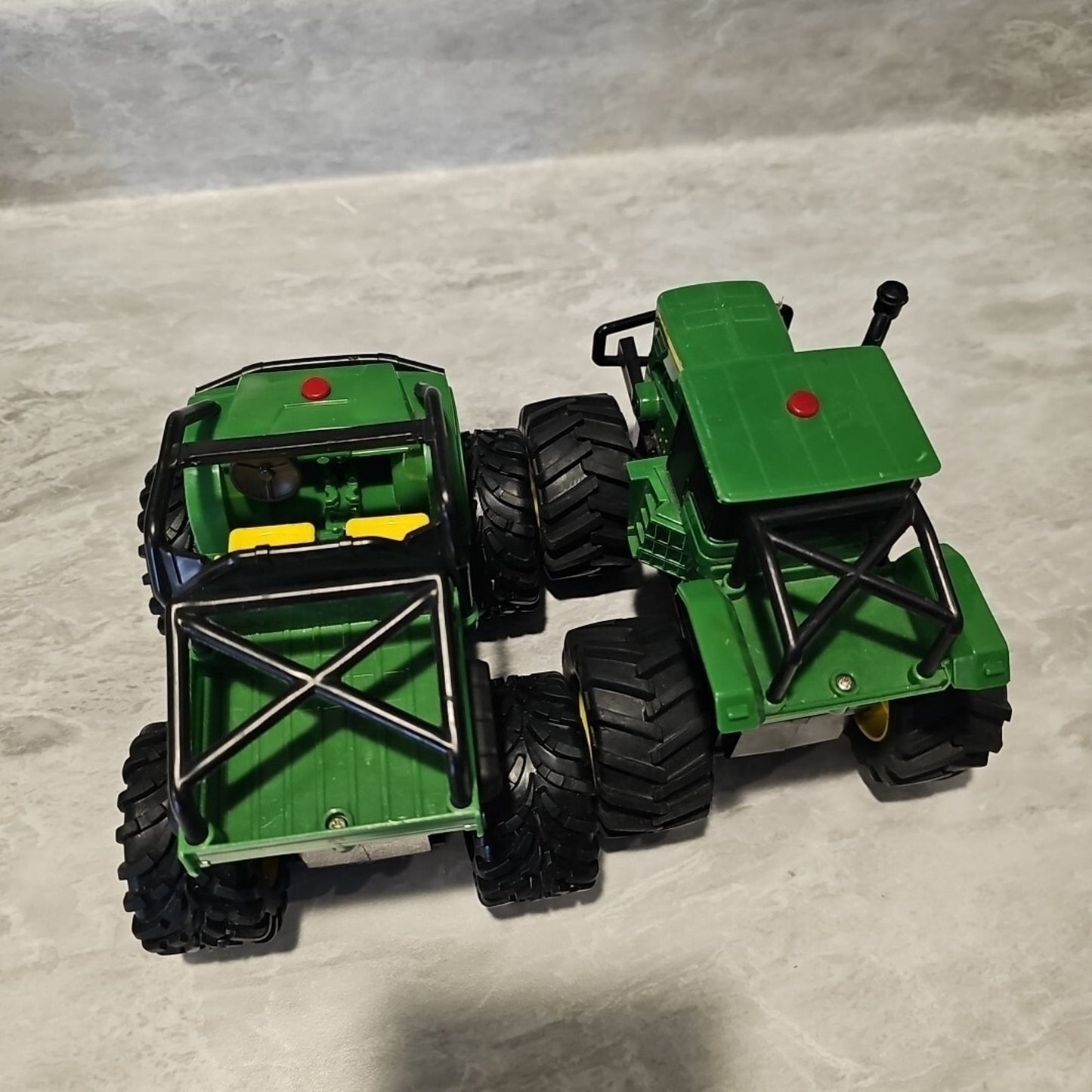 PLASTIC JOHN DEERE 6 X 4 GATOR & TRACKTOR FARM VEHICLES - SOUND NOT WORKING