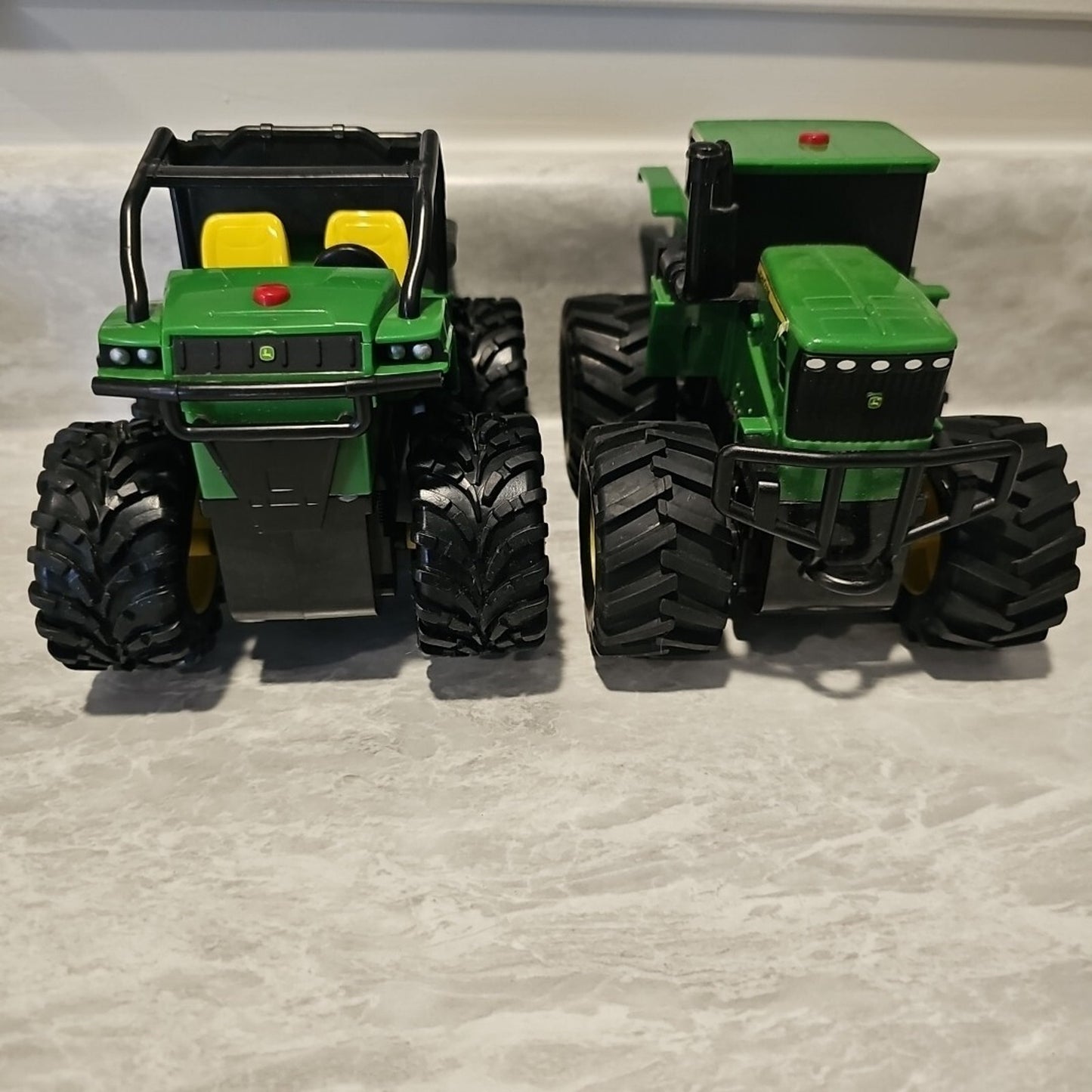 PLASTIC JOHN DEERE 6 X 4 GATOR & TRACKTOR FARM VEHICLES - SOUND NOT WORKING