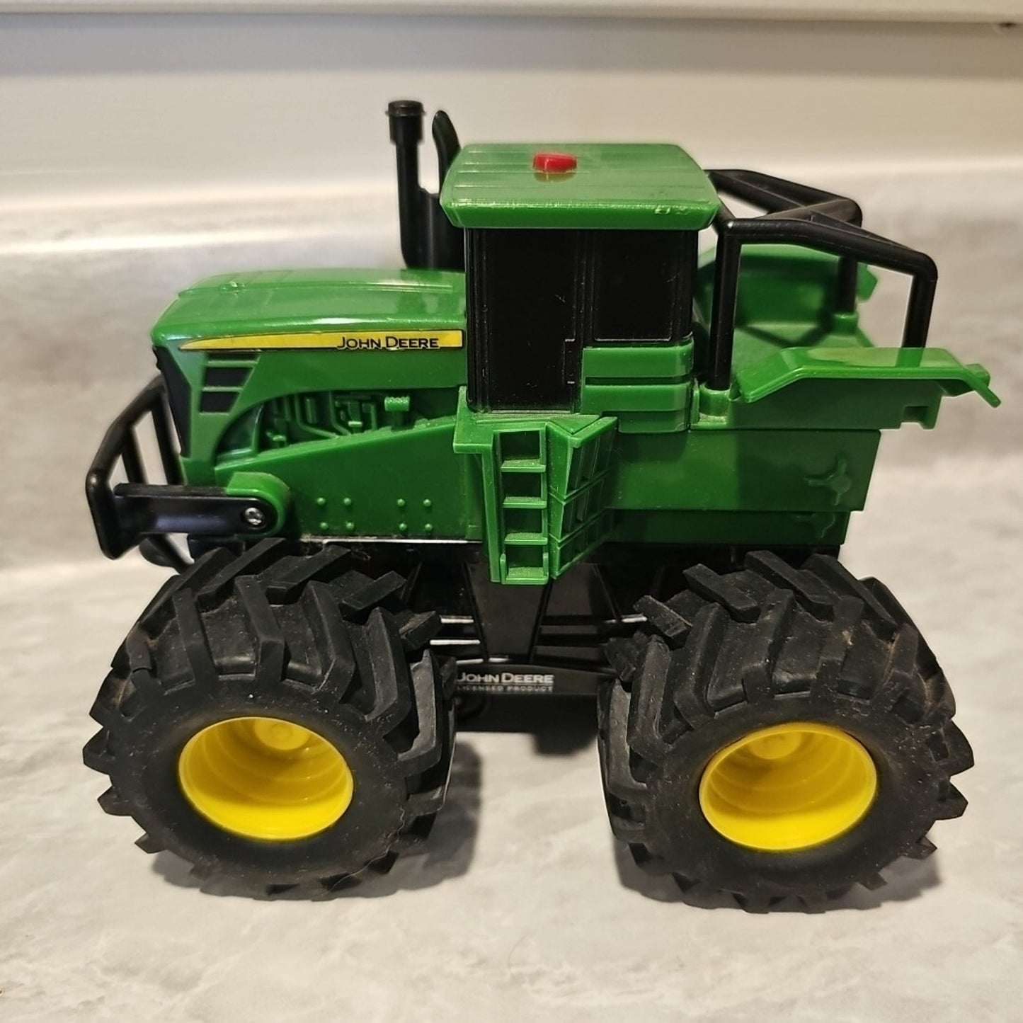 PLASTIC JOHN DEERE 6 X 4 GATOR & TRACKTOR FARM VEHICLES - SOUND NOT WORKING