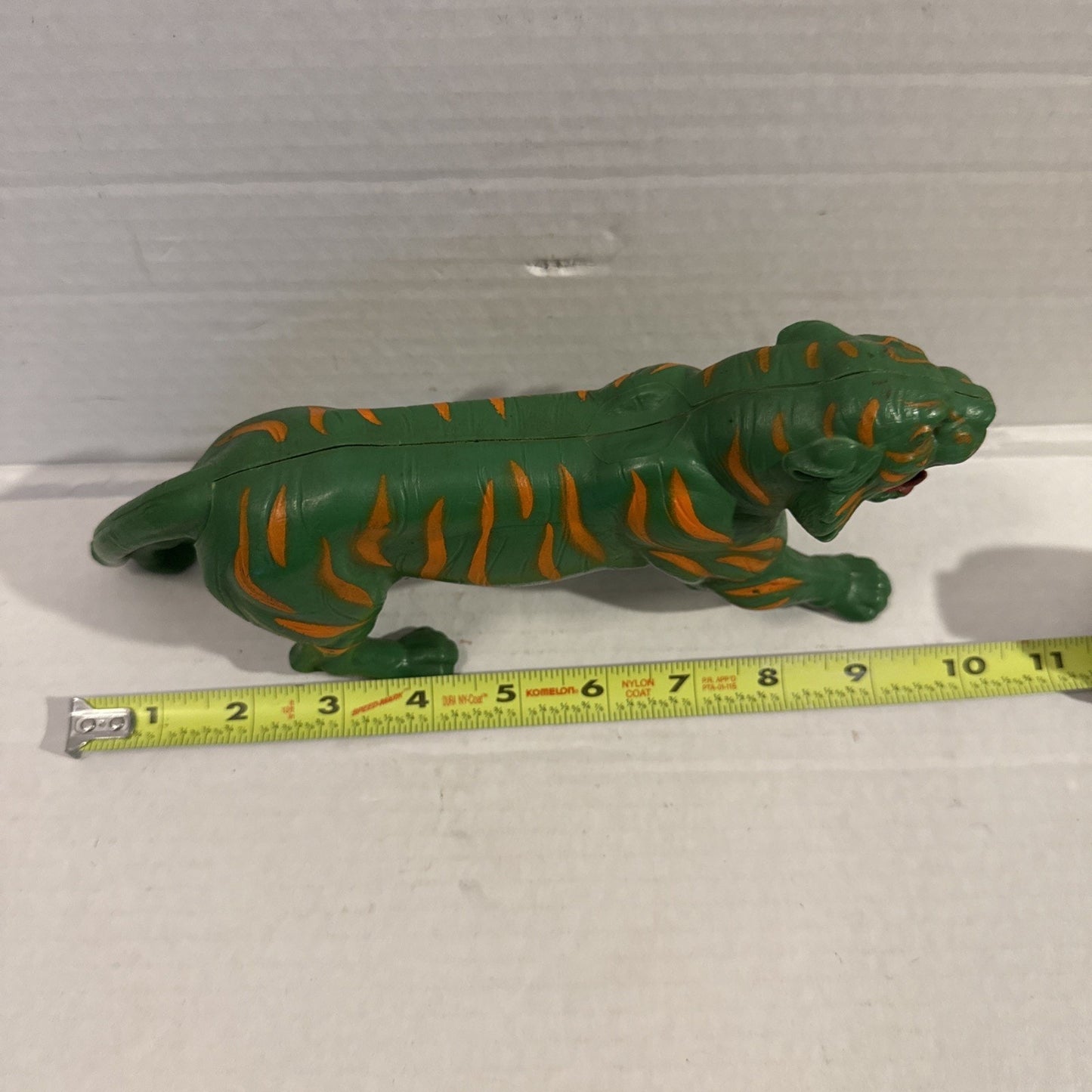 HE-MAN MOTU Battle Cat VTG Figure Masters Universe Toy Display