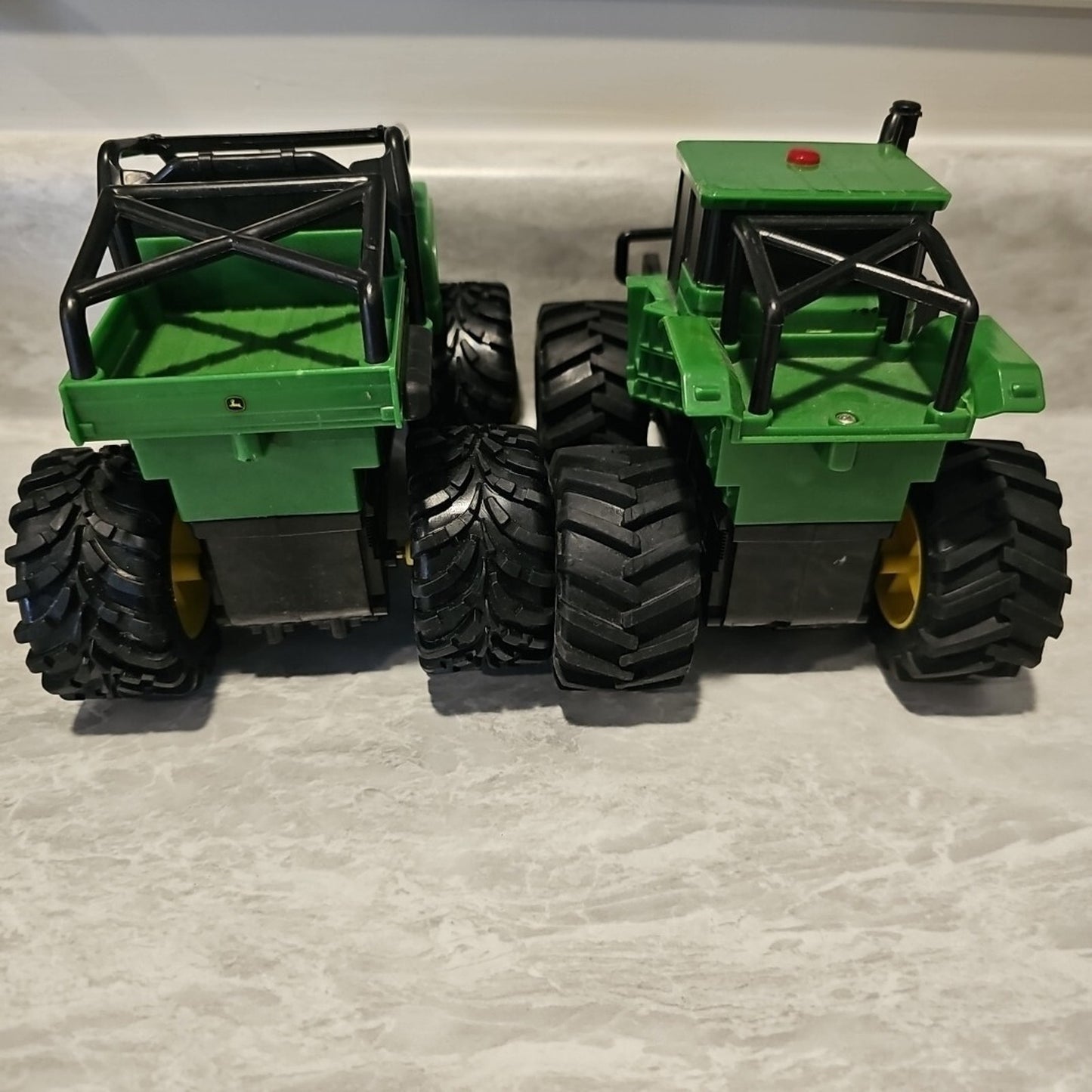 PLASTIC JOHN DEERE 6 X 4 GATOR & TRACKTOR FARM VEHICLES - SOUND NOT WORKING
