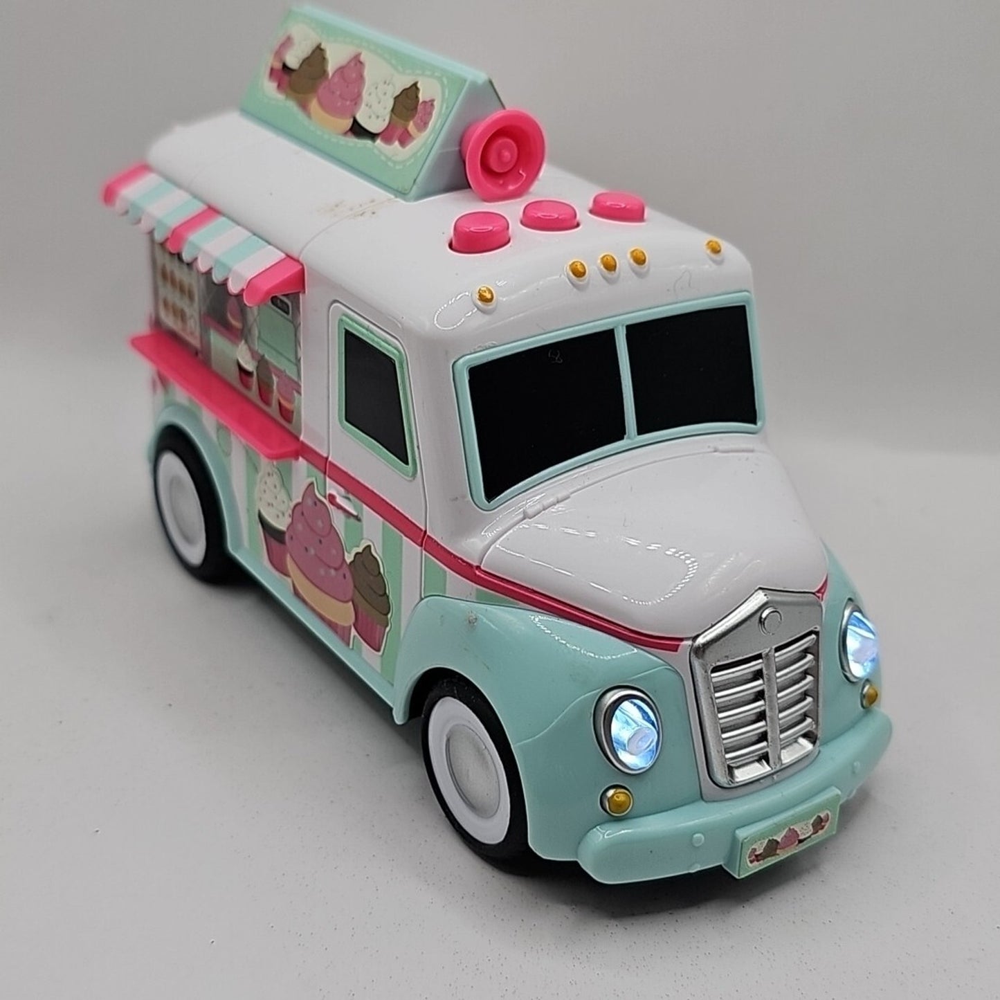 MAXX ACTION CUP CAKE TRUCK TOY FRICTION MOTOR LIGHTS & SOUNDS (RUBBER TIRES)