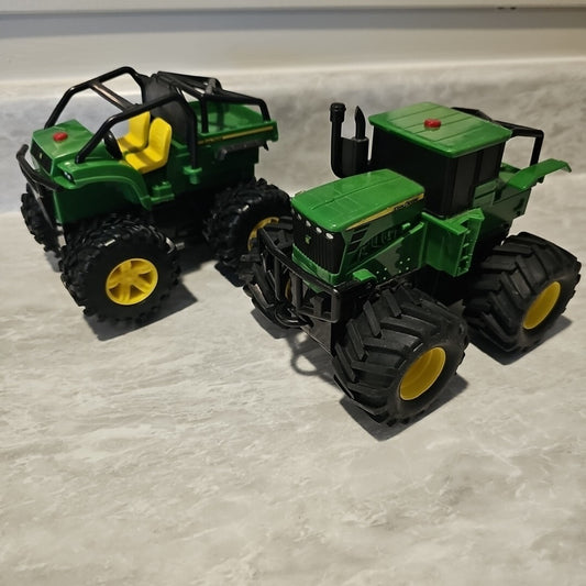PLASTIC JOHN DEERE 6 X 4 GATOR & TRACKTOR FARM VEHICLES - SOUND NOT WORKING