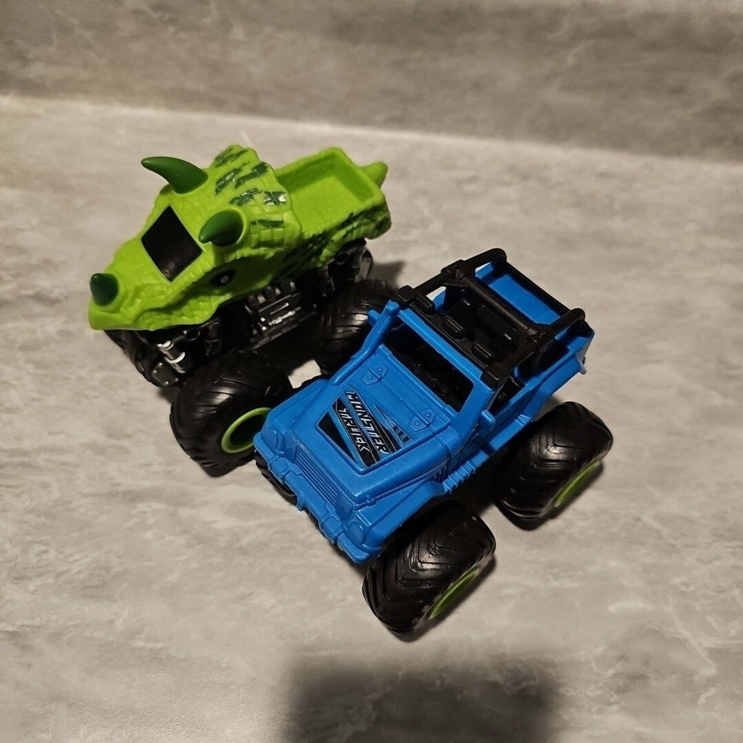 Kid Connection MONSTER TRUCK Green Triceratops & Blue Jeep Wrangler 4.5" Toys
