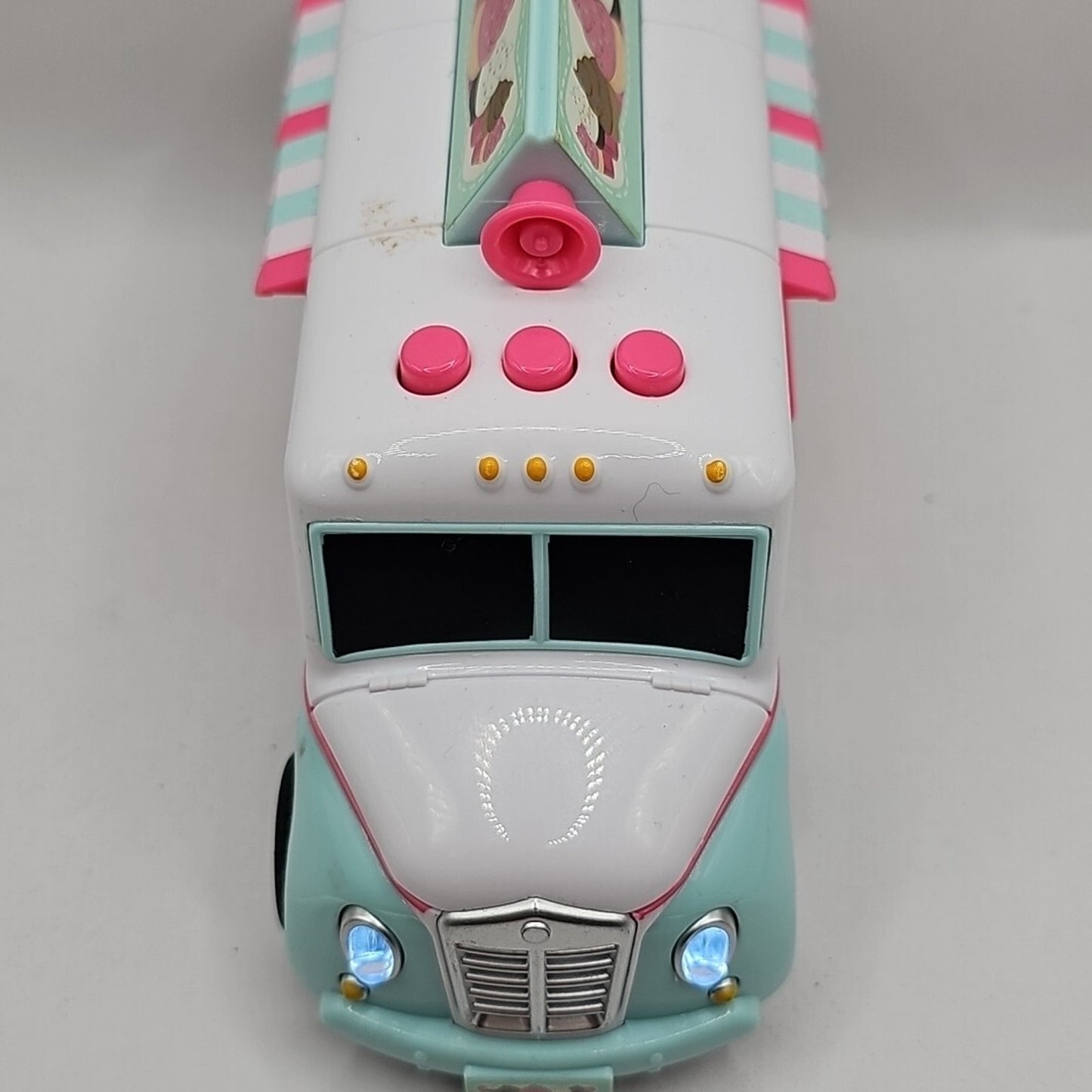 MAXX ACTION CUP CAKE TRUCK TOY FRICTION MOTOR LIGHTS & SOUNDS (RUBBER TIRES)