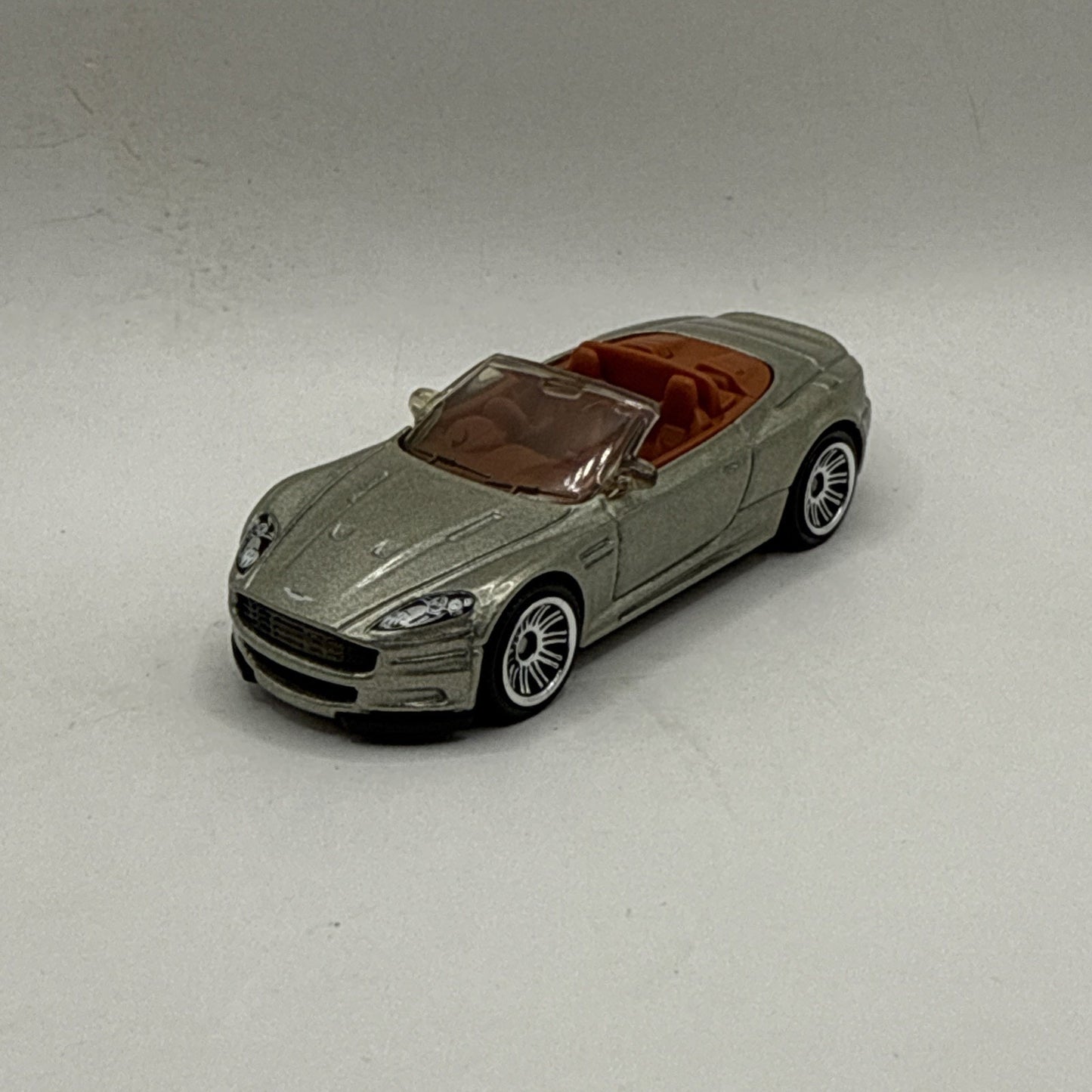 MATCHBOX BLUE HIGHWAYS II - ASTON MARTIN DBS VOLANTE CHAMPAGNE 1:64