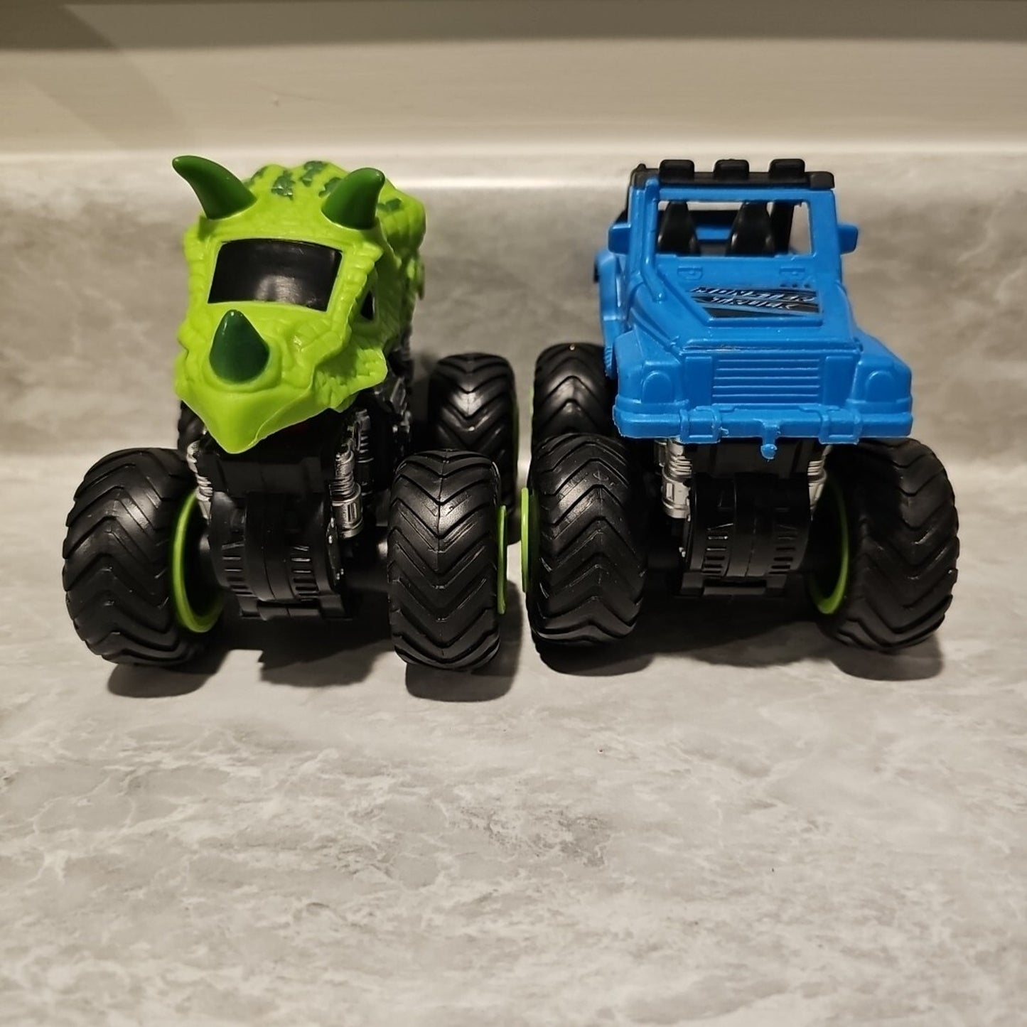 Kid Connection MONSTER TRUCK Green Triceratops & Blue Jeep Wrangler 4.5" Toys