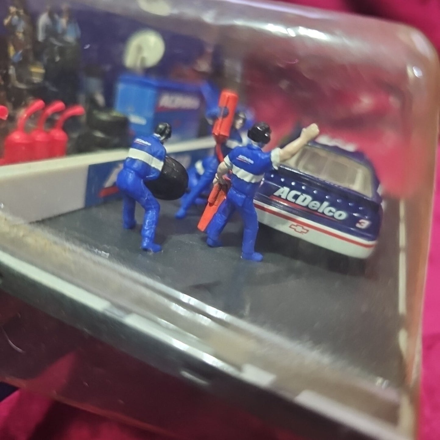 Winners Circle Pit Row Series Dale Earnhardt Jr. Two Tire Stop 1/64 Diorama NIP